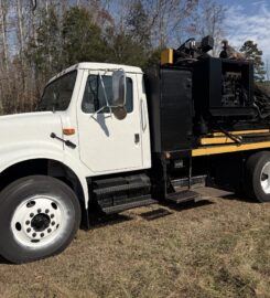 2002 International 4700 w/Side Ride GRT Auger
